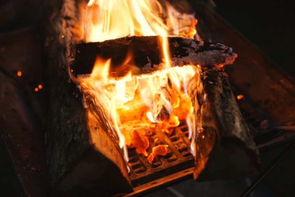 煙突効果とよく乾いた燃料があればバーベキューの火起こしは楽々