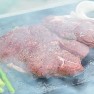 バーベキューの煙対策には「油」が肝心｜燃料と調理法を工夫する