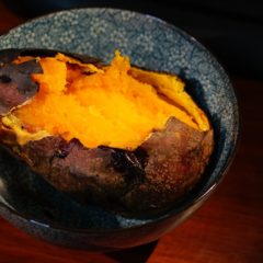 おやつのあと眠くなるのはなぜ？血糖値スパイクについても解説