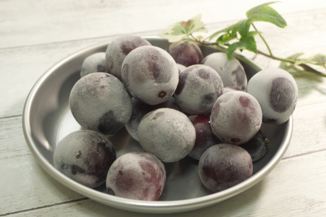 自然解凍中の冷凍ぶどう